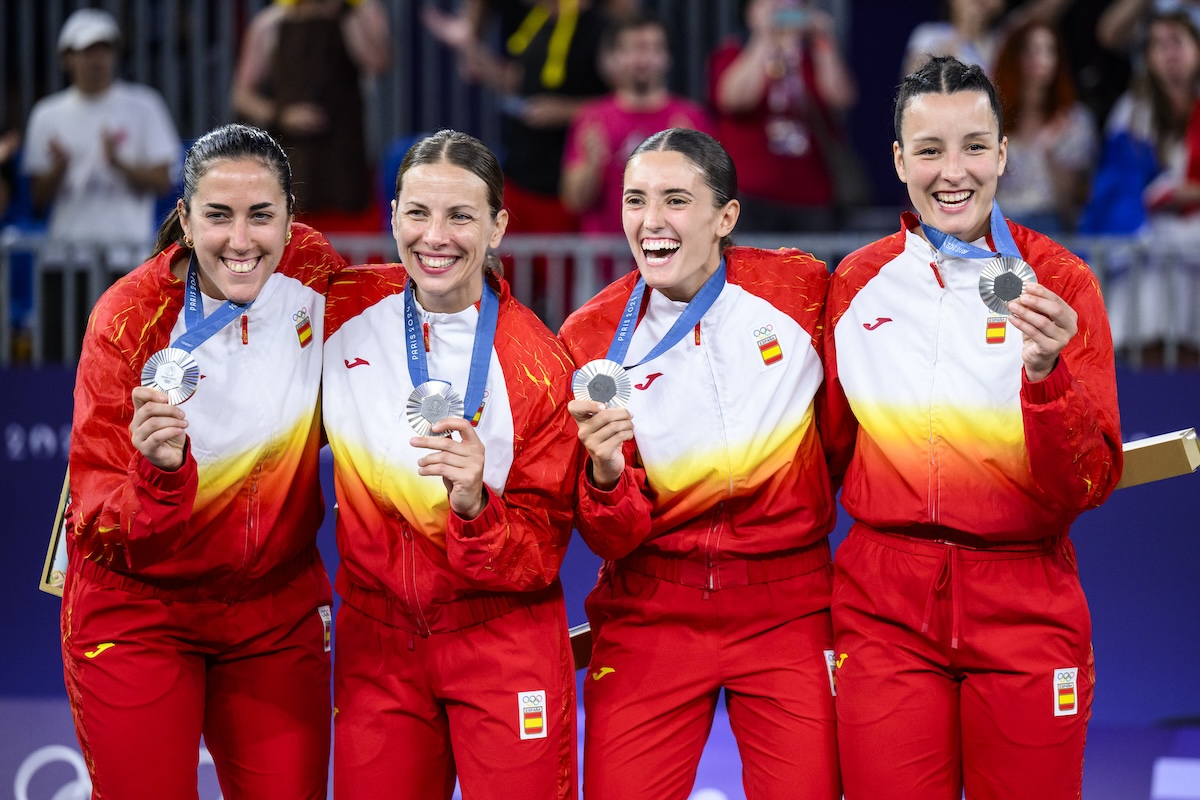 FHU almna and team win second place in Olympic women's basketball