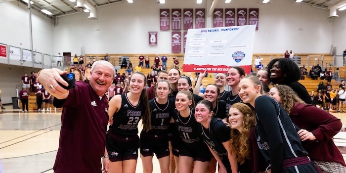 David Shannon taking a selfie with the girls basketball team