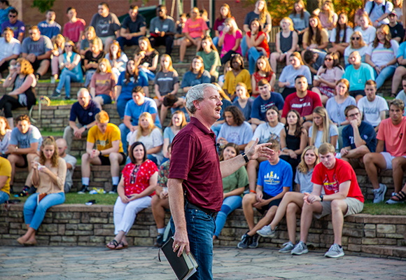 President Shannon speaks to group of students in the FHU commons.
