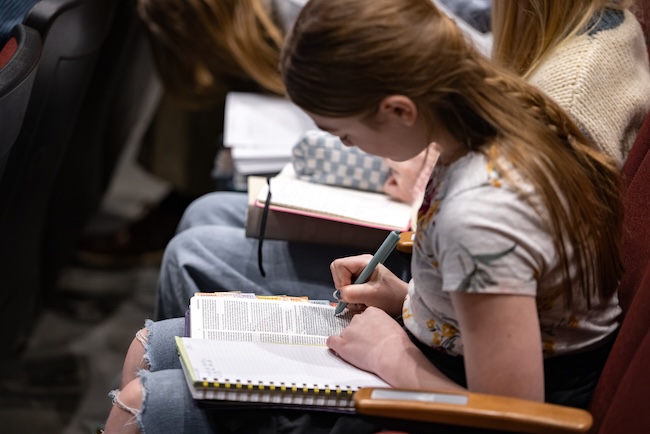 Girl studying her Bible during FHU Lectureships
